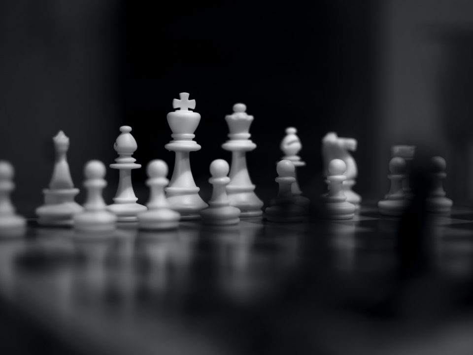 white and black chess pieces
