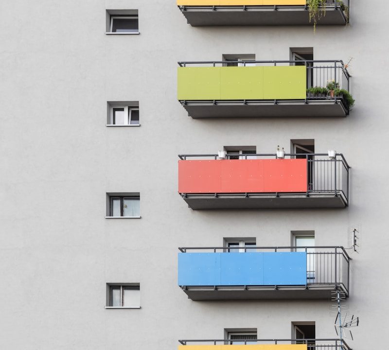 gray and multicolored building close-up photography
